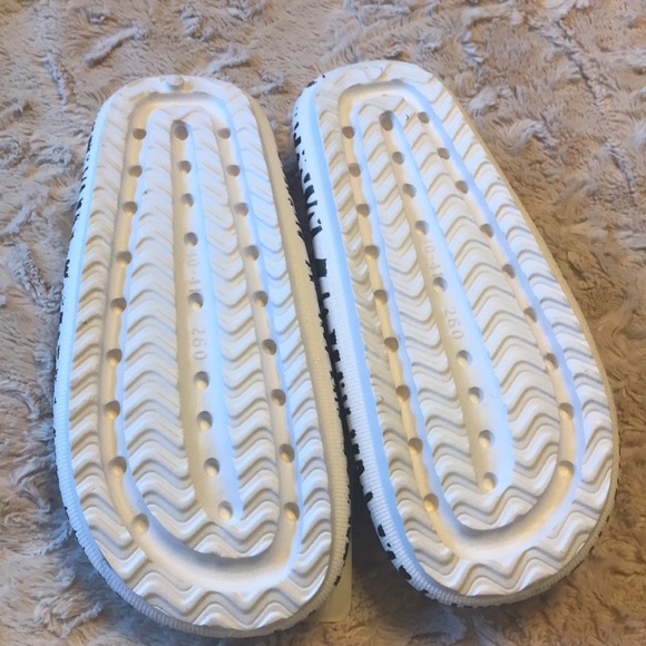 Cloud Slippers NWT - Picture 2 of 3